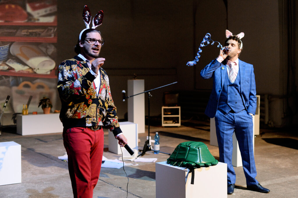 Jonas Baeck mit einem anderen Schauspieler auf einer Theaterbühne