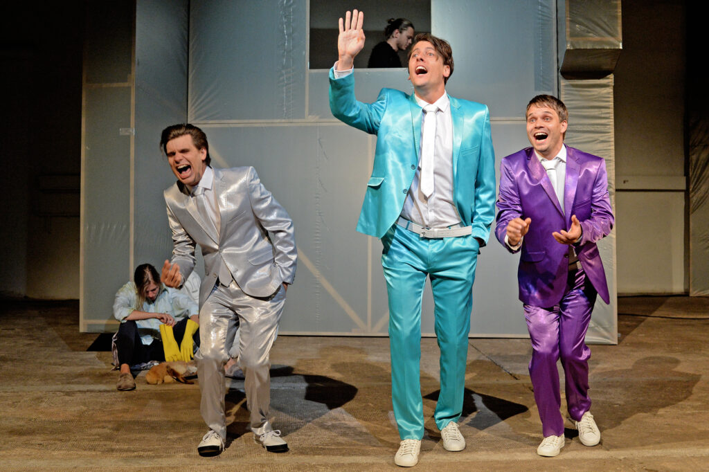 Jonas Baeck mit zwei anderen Schauspielern auf einer Theaterbühne