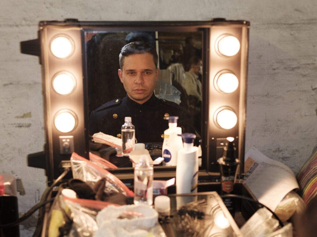 Jonas Baeck in der Maske an einem Filmset